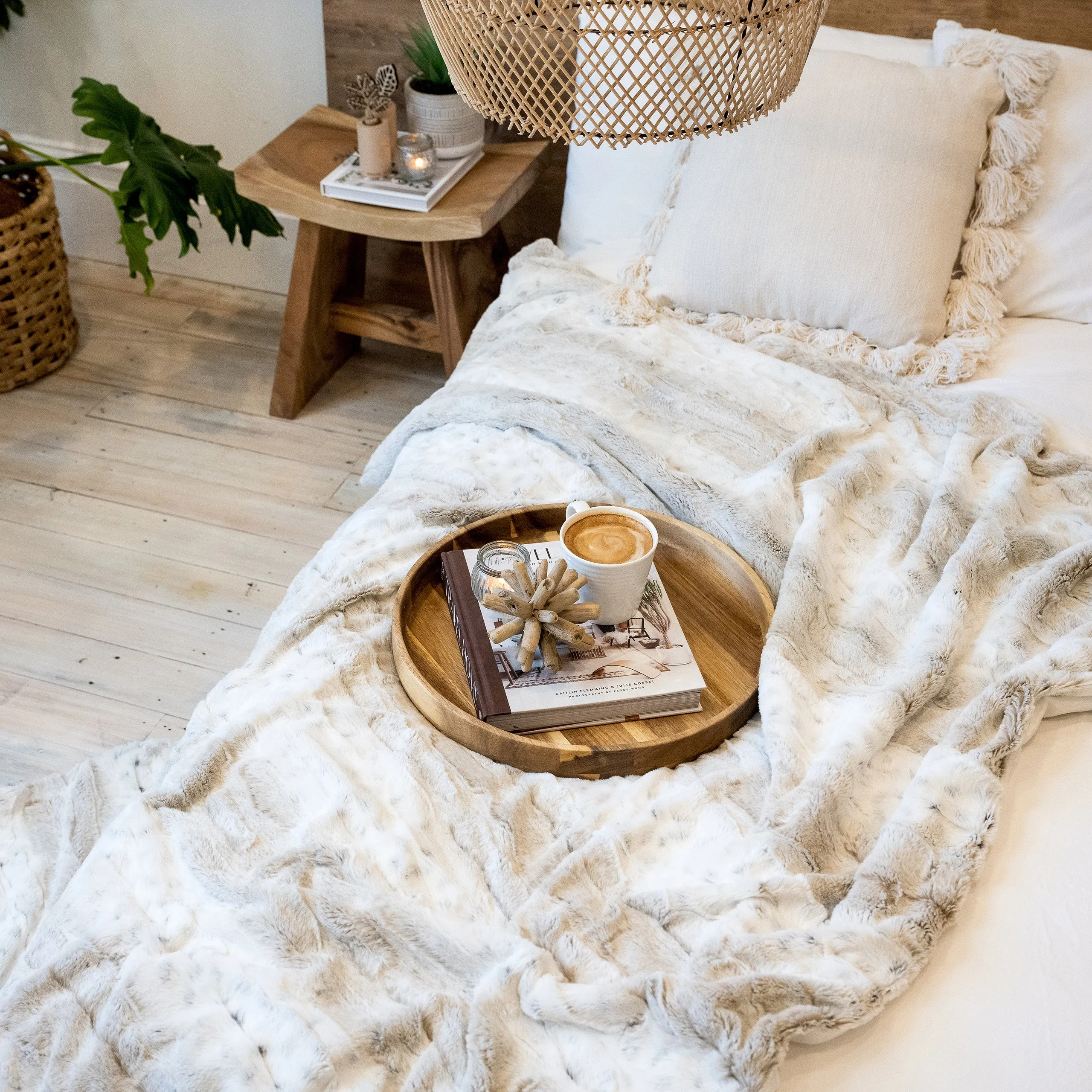 GORGEOUS WHITE AND CARAMEL FAUX FUR THROW BLANKET  | Elegant Luxury Soft Throw Blanket Bed Throw | Large Faux Fur Blanket 55" x 70" | Marbled pattern